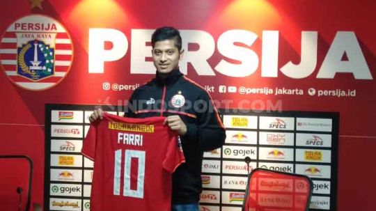Farri Agri saat bergabung ke Persija Jakarta dengan nomor punggung yang dikenal keramat, yakni nomor 10. Copyright: © Shintya Anya Maharani/INDOSPORT