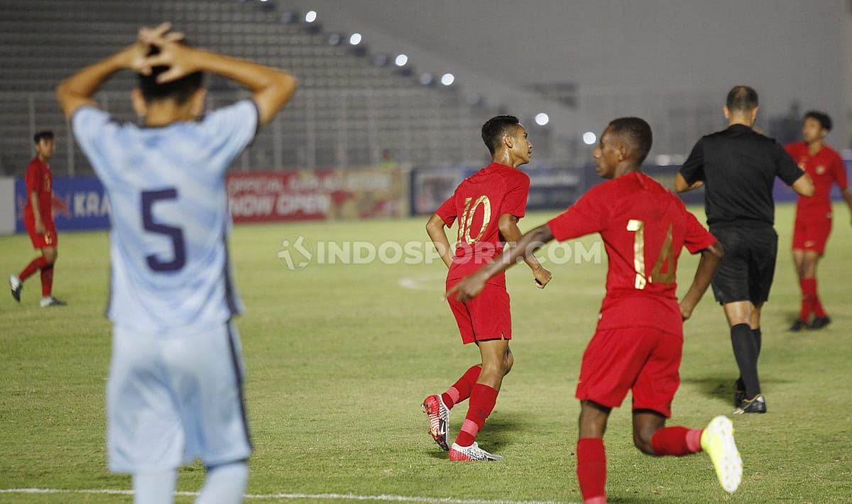 Selebrasi para pemain Timnas Indonesia U-16 saat melawan Kep. Mariana Utara U-16. Copyright: © Herry Ibrahim/INDOSPORT