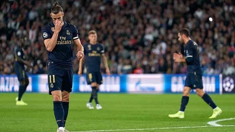 Gareth Bale tertunduk lesu usai dibekuk PSG dengan skor 3-0 tanpa balas. Copyright: © Quality Sport Images/Getty Images