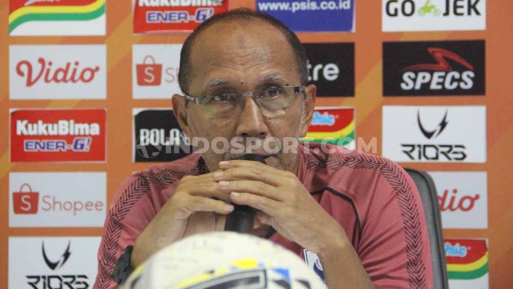 Pelatih Bambang Nurdiansyah saat hadiri sesi konferensi pers pra-laga. Copyright: © Alvin Syaptia Pratama/INDOSPORT