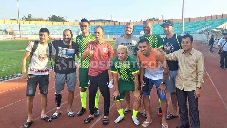 Pemain asal Brasil dari PSIS dan Persebaya saat berfoto bersama. Copyright: © Alvin Syaptia Pratama/INDOSPORT