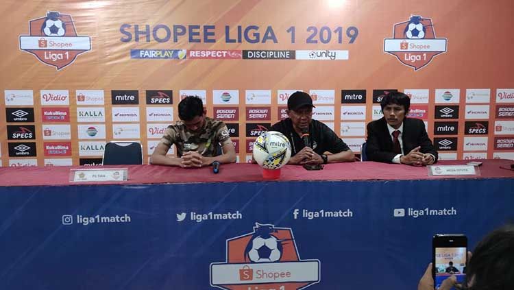 Ryan Kurnia dan Rahmad Darmawan mewakili Tira Persikabo pada konferensi pers pasca melawan PSM Makassar Copyright: © Media PSM Makassar
