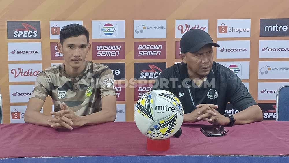 Ryan Kurnia dan Rahmad Darmawan mewakili Tira Persikabo pada konferensi pers pasca melawan PSM Makassar di Media Center Stadion Andi Mattalatta. Copyright: © Adriyan Adirizky/INDOSPORT