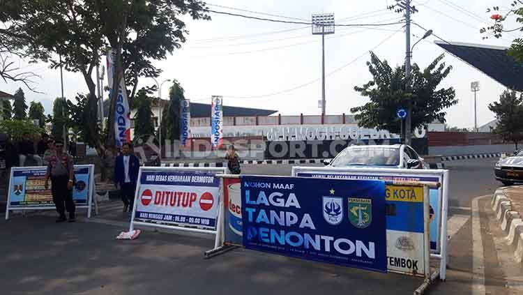 Petugas Kepolisian menutup akses masuk ke Stadion Moch Soebroto, Magelang, pada laga PSIS Semarang vs Persebaya Surabaya, Jumat (20/09/19). Copyright: © Alvin Syaptia Pratama/INDOSPORT