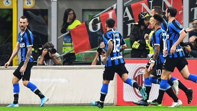 Raksasa sepak bola Serie A Liga Italia, Inter Milan, kabarnya telah menemukan klub yang cocok untuk melepas Marcelo Brozovic (kiri) di bursa transfer musim panas 2020. Copyright: © Goal International