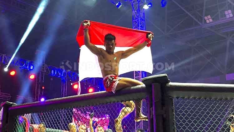 Petarung MMA asal Indonesia, Jeka Saragih, secara resmi menandatangani kontrak UFC meski kalah di final Road to UFC ketika melawan Anshul Jubli. Copyright: © Muhammad Harris Muda/INDOSPORT