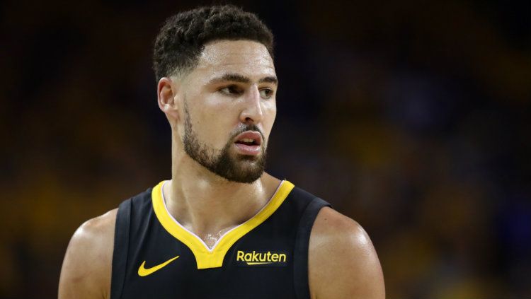 Bintang Golden State Warriors, Klay Thompson dikabarkan frustasi karena ia tak bisa berlatih dengan rekan satu timnya saat masa penyembuhan cedera. Copyright: © Ezra Shaw/Getty Images