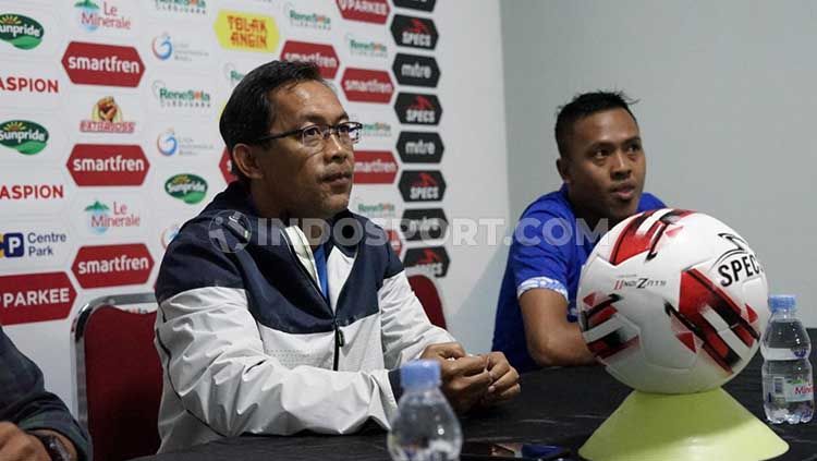 Aji Santoso memberi keterangan sebelum laga PSIM Yogyakarta vs Madura FC. Copyright: © Ronald Seger/INDOSPORT