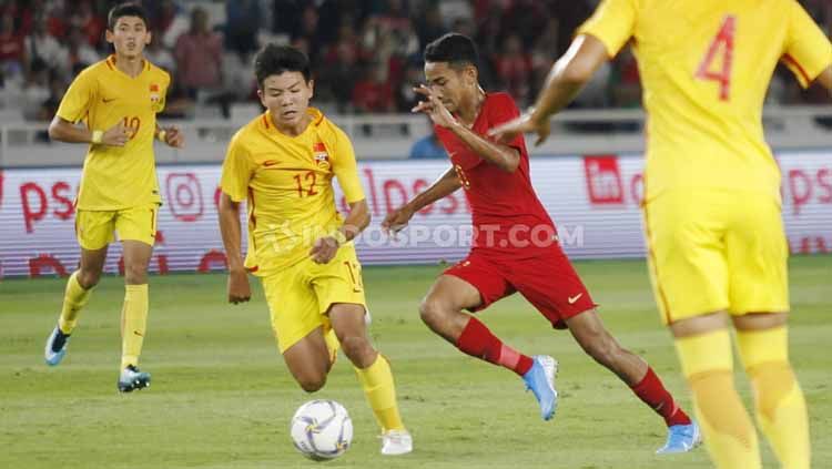 Gelandang Timnas Indonesia U-16, Marselino Ferdinan (kanan) menggiring bola dan dalam penjagaan Xu Bin, Minggu (22/09/2019). Foto: Herry Ibrahim/INDOSPORT. Copyright: © Herry Ibrahim/INDOSPORT