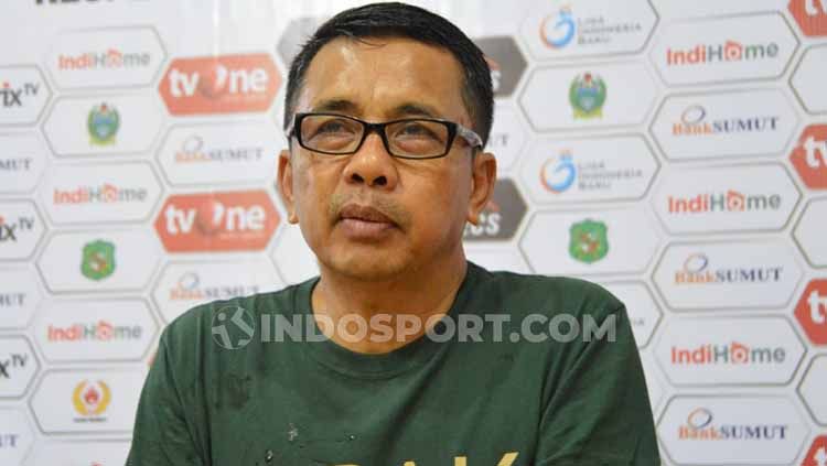 Pelatih PSMS Medan, Jafri Sastra, menolak pesimistis gagal lolos ke babak 8 besar Liga 2 2019 meski baru kalah dari Persita Tangerang. Copyright: © Aldi Aulia Anwar/INDOSPORT