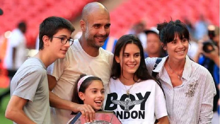 Pelatih Manchester City, Pep Guardiola, istri dan tiga anak mereka. Copyright: &copy; Pres Association