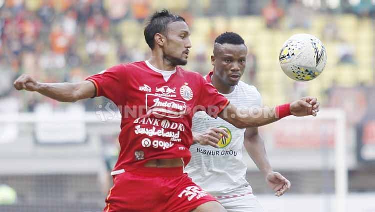 Gelandang Persija Jakarta, Rohit Chand berusaha keras untuk merebut bola dari pemain Barito Putera. Copyright: © Herry Ibrahim/INDOSPORT
