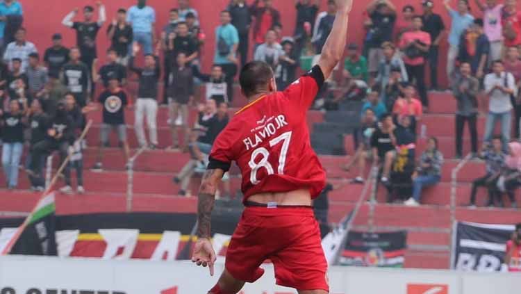 Flavio Beck Junior melakukan selebrasi usai cetak gol ke gawang PSM Makassar Copyright: © semenpadangfcid