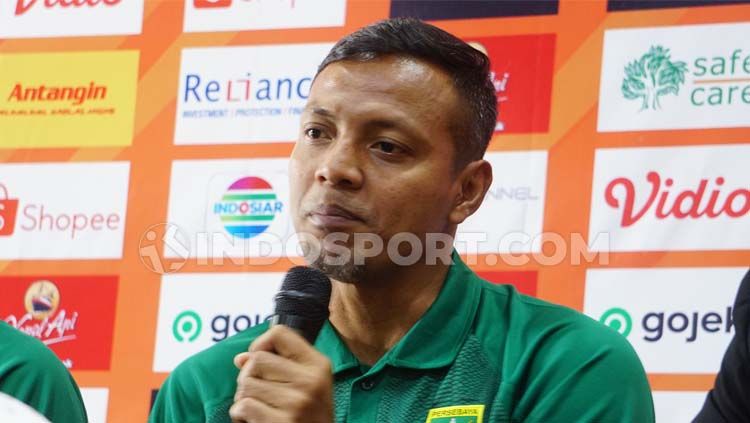 Asisten pelatih Persebaya Surabaya, Bejo Sugiantoro, dalam konferensi pers menjelang laga Liga 1 2019, Senin (23/9/19). Copyright: © Fitra Herdian/INDOSPORT.COM