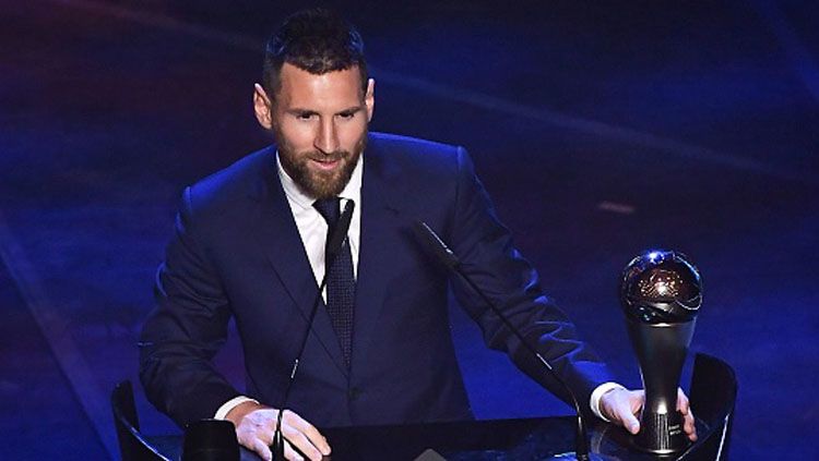 Lionel Messi memberikan komentar usai terpilih sebagai pemain terbaik 2019 versi FIFA Copyright: © Marco Bertorello/GettyImages