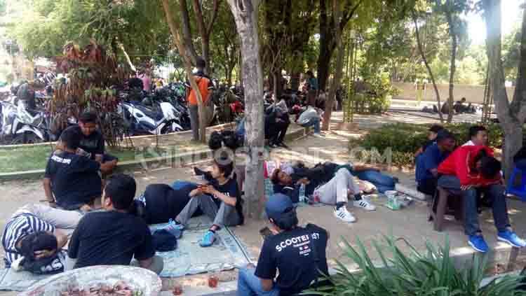 Ratusan suporter Brigata Curva Sud (BCS) yang hendak ke Malang dihalau aparat kepolisian Polres Sragen. Mereka dikumpulkan di Taman Kridoanggo atau depan Rumdin Bupati Sragen. Copyright: © Ronald Seger Prabowo/INDOSPORT