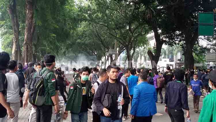 Aksi demo berujung rusuh terjadi di Medan, dekat lokasi latihan PSMS, Selasa (24/9/2019) sore. Copyright: © Aldi Aulia Anwar/INDOSPORT
