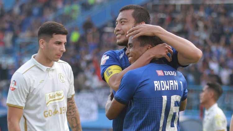 Hamka Hamzah dan Ridwan Tawainella melakukan selebrasi melawan PSS Sleman di Liga 1 2019 pekan ke-20 Copyright: © aremafcofficial Verified