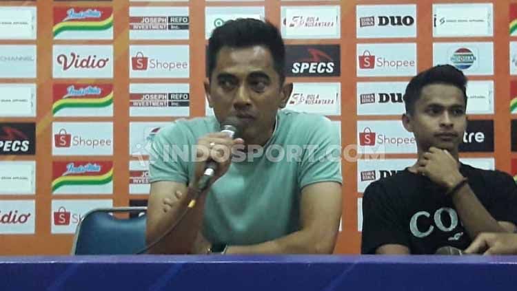 Pelatih PSS Sleman, Seto Nurdiyantoro, dalam jumpa pers usai laga Liga 1 2019. Copyright: © Ian Setiawan/INDOSPORT