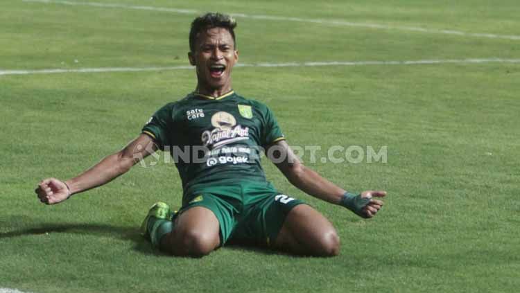 Pelatih klub Liga 1 Persebaya Surabaya, Aji Santoso mengaku menyayangkan tindakan Osvaldo Haay. Copyright: © Fitra Herdian/INDOSPORT