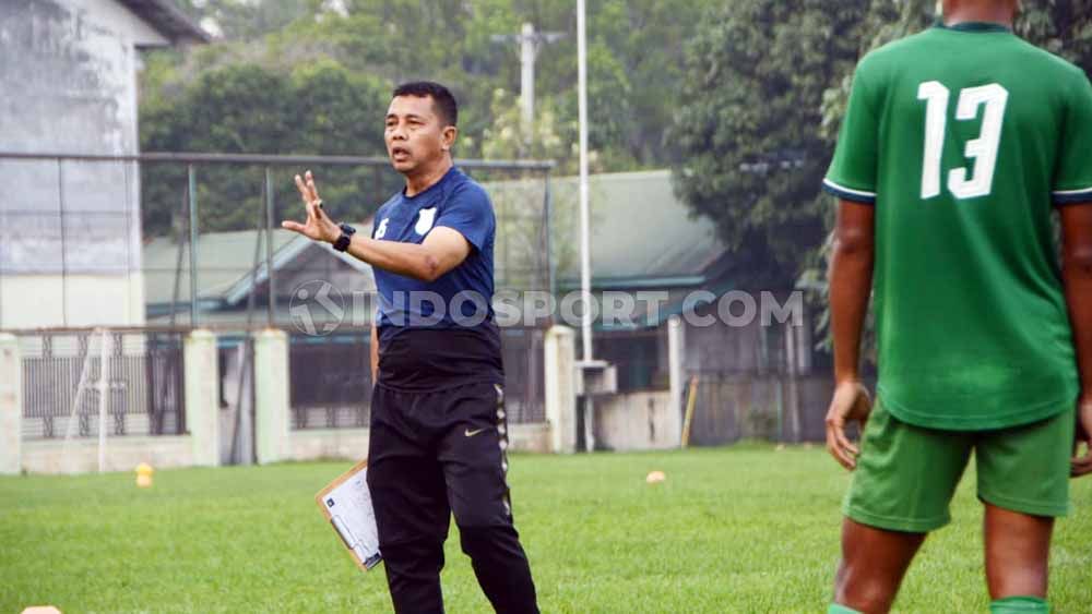 Pelatih PSMS Medan, Jafri Sastra, saat memimpin skuatnya latihan di Stadion Kebun Bunga, Medan, Selasa (24/9/19) sore. Copyright: © Aldi Aulia Anwar/INDOSPORT
