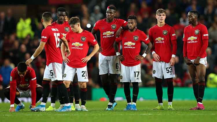 Ekspresi para pemain Manchester United saat adu penalti melawan Rochdale. Copyright: © Alex Livesey/GettyImages