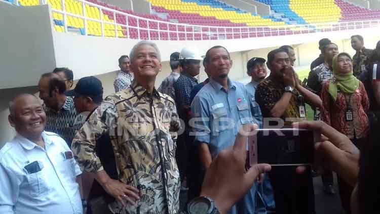 Gubernur Jawa Tengah, Ganjar Pranowo, memuji perkembangan renovasi Stadion Manahan kala berkunjung pada Jumat (27/09/19). Copyright: © Ronald Seger Prabowo/INDOSPORT
