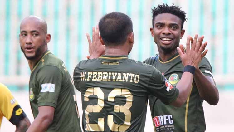 Para pemain TIRA-Persikabo melakukan selebrasi usai mencetak gol ke gawang Semen Padang di Liga 1 2019. Copyright: © officialpersikabo