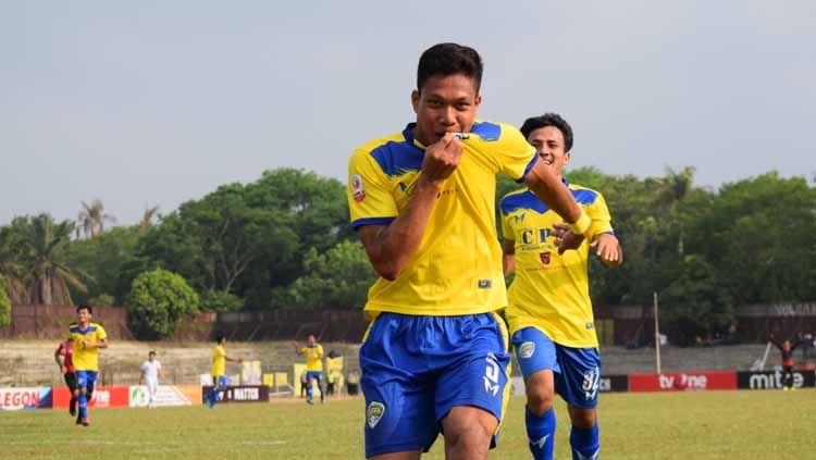 Wahyu Prasetyo melakukan selebrasi usai membobol gawang Bandung United. Copyright: © Media Cilegon United