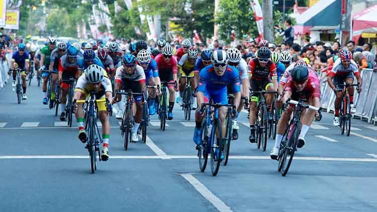 Ajang balap sepeda internasional, Tour de Banyuwangi Ijen 2019, berlangsung semakin seru. Copyright: © itdbi