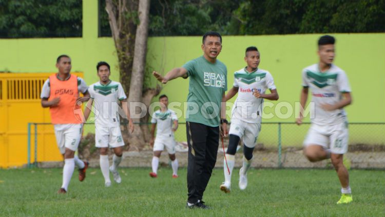 Pelatih PSMS Medan, Jafri Sastra, pimpin langsung skuatnya latihan di Stadion Kebun Bunga, Medan, Jumat (27/9/2019) sore. (Foto: Aldi Aulia Anwar/INDOSPORT) Copyright: © Aldi Aulia Anwar/INDOSPORT