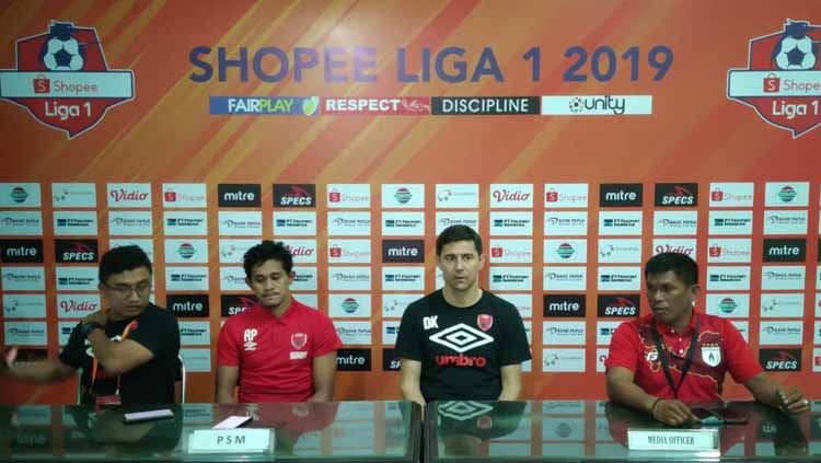Konferensi Pers PSM Makassar setelah takluk 1-3 dari Persipura Jayapura diwakili oleh pelatih Darije Kalezic dan pemain Rizky Pellu. Copyright: © Media Officer PSM Makassar