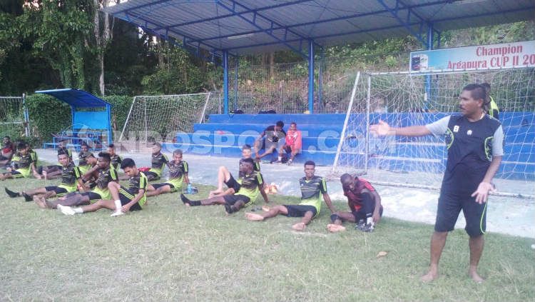 Pelatih Sepak Bola PON Papua, Eduard Ivakdalam (paling kanan) usai mendampingi anak asuhnya berlatih Copyright: © Sudjarwo/INDOSPORT