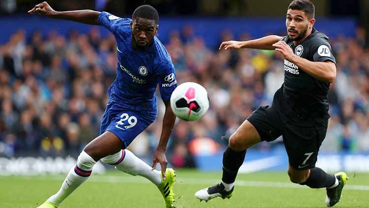 Pemain Chelsea, Fikayo Tomori (kiri), dikabarkan sudah tak betah dan ingin secepatnya hengkang dari Stamford Bridge lantaran jarang dimainkan pelatihnya, Frank Lampard. Copyright: © Dan Istitene/Getty Images