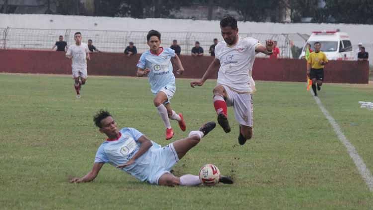 Pemain Persis, Nanang Asripin berusaha menghindari adangan pemain Sulut United. Copyright: © Media Persis