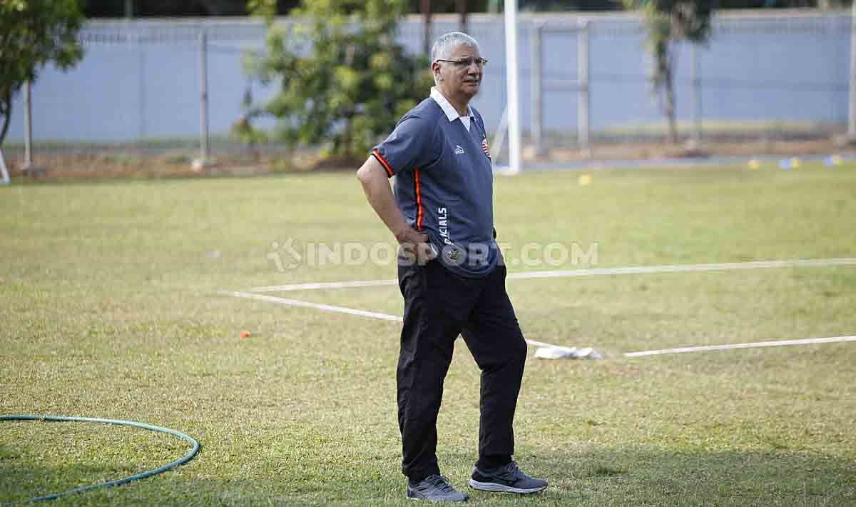 Edson Tavares langsung memimpin latihan perdana Persija Jakarta setelah diresmikan sebagai pelatih baru. Copyright: © Herry Ibrahim/INDOSPORT
