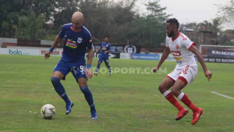 Bruno Silva tengah mengontrol bola dari serangan pemain Badak Lampung. Copyright: © Alvin Syaptia Pratama/INDOSPORT