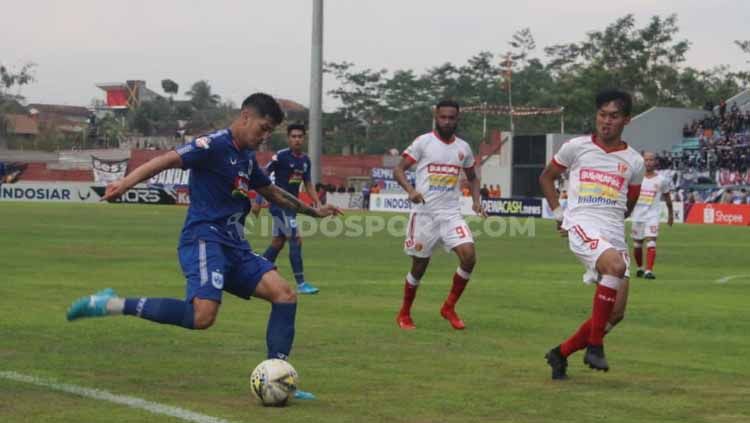 Salah satu pemain PSIS Semarang tengah memberikan umpan. Copyright: © Alvin Syaptia Pratama/INDOSPORT