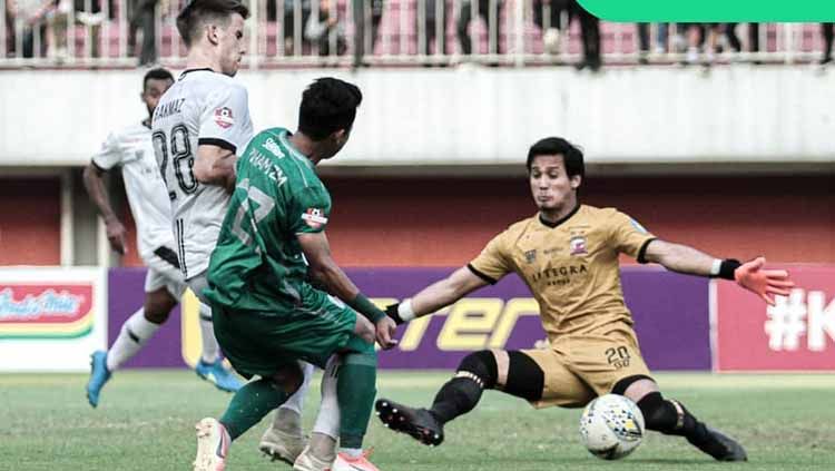 Salah satu pemain PSS Sleman berusaha membobol gawang Madura United Copyright: © pssleman