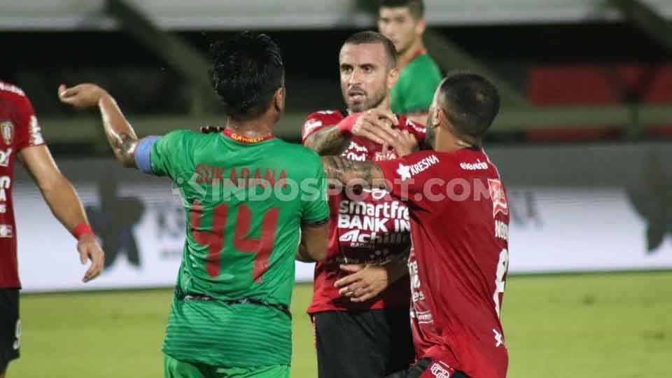 Kapten Kalteng Putra, Gede Sukadana terlibat perselisihan dengan gelandang Bali United, Paulo Sergio. Copyright: © Nofik Lukman Hakim/INDOSPORT
