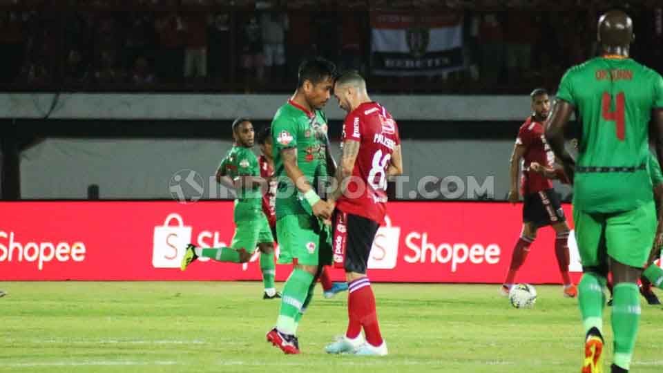 Kapten Kalteng Putra, Made Sukadana terlibat perselisihan dengan gelandang Bali United, Paulo Sergio. Copyright: © Nofik Lukman Hakim/INDOSPORT