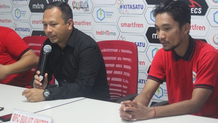 Gusti Sandria (kanan) saat mendampingi pelatih Sulut United, Ricky Nelson dalam jumpa pers. Copyright: © Media Officer Sulut United