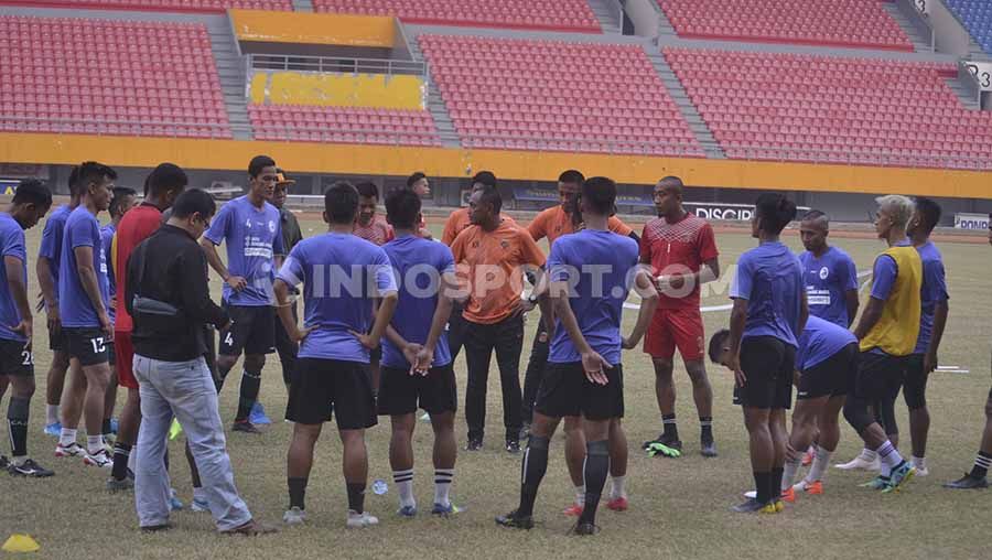 Pelatih Sriwijaya FC berikan beberapa instruksi jelang laga melawan PSMS Medan. Copyright: © Muhammad effendi/INDOSPORT