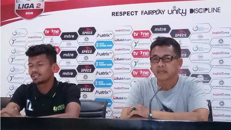 Pelatih PSMS Medan, Jafri Sastra (kanan) didampingi pemainnya, Ilham Fathoni (kiri), dalam temu pers jelang pertandingan melawan Sriwijaya FC, Senin (30/9/2019). Copyright: © Media Oficcer Sriwijaya FC