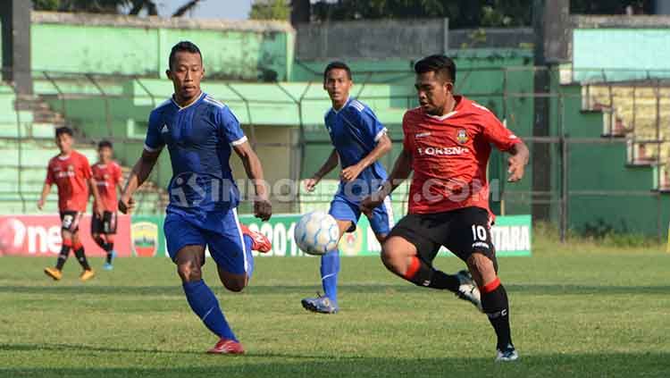 Partai final Liga 3 zona Sumut 2019 antara Karo United FC (jersey merah) melawan PS Bhinneka (jerseybiru) di Stadion Teladan, Medan, Minggu (29/9/2019) sore. Copyright: © Aldi Aulia Anwar/INDOSPORT