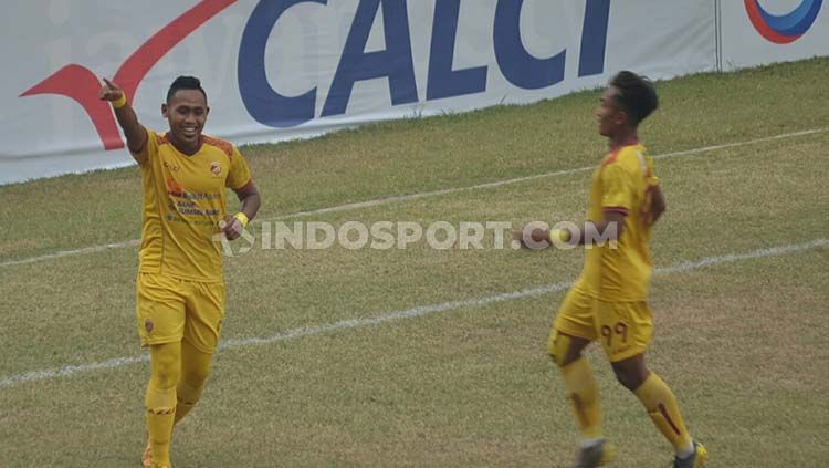 Selebrasi striker Sriwijaya FC Ahmad Ikhwan, usai mencetak gol ke gawang PSMS Medan di Liga 2 2019. Copyright: © Muhammad effendi/INDOSPORT