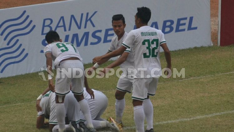 Muhammad sujud syukur karena berhasil mencetak gol buat keunggulan PSMS Medan atas Sriwijaya FC. Copyright: © Muhammad effendi/INDOSPORT