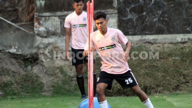 Pemain anyar PSS Sleman, Ocvian Chanigio, disiapkan untuk laga melawan Bhayangkara FC Copyright: © Ronald Seger Prabowo/INDOSPORT