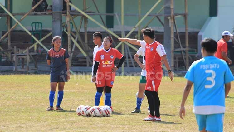 Suasana latihan Arema FC putri di kompleks militer Copyright: © Ian Setiawan/INDOSPORT