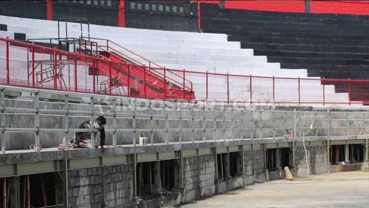 Salah seorang pekerja tampak sedang melakukan pengerjaan tribun sisi utara di Stadion Kapten I Wayan Dipta Gianyar Copyright: © Nofik Lukman Hakim/INDOSPORT